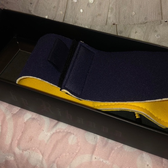 π
ππ
β’ π·π FENTY ππ·β’ β¦ Neckline Vibes - Picture 4 of 8